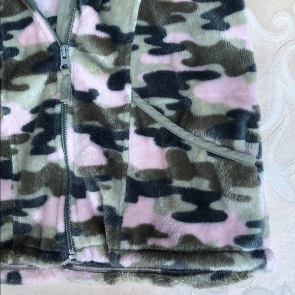 Children’s Place Camouflage Faux Fur Jacket - Picture 6 of 6